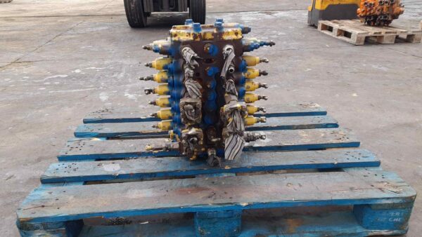 Distribuitor Hidraulic Komatsu PC 260 A 23-36-11100 - imagine 5