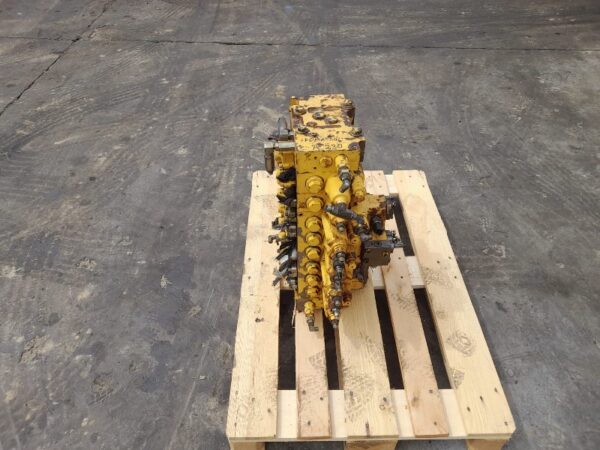 Distribuitor hidraulic Komatsu PC 230 - imagine 2