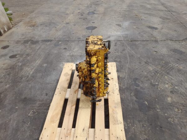 Distribuitor hidraulic Komatsu PC 230 - imagine 3