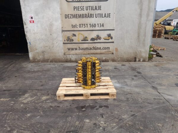 Distribuitor hidraulic Komatsu PC 230 - imagine 4