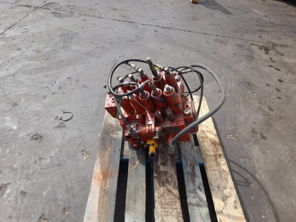 Distribuitor hidraulic Hyundai KMX15NA - imagine 3