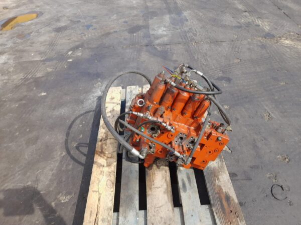 Distribuitor hidraulic Hyundai KMX15NA - imagine 6