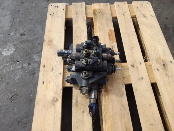 Distribuitor hidraulic JCB JC120064 - imagine 2