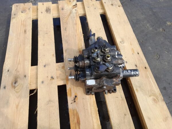 Distribuitor hidraulic JCB JC120064 - imagine 4