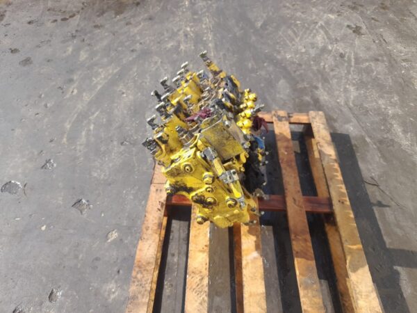 Distribuitor hidraulic Komatsu C2L51496 - imagine 2