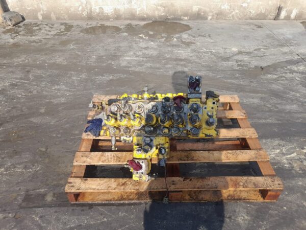 Distribuitor hidraulic Komatsu C2L51496 - imagine 6