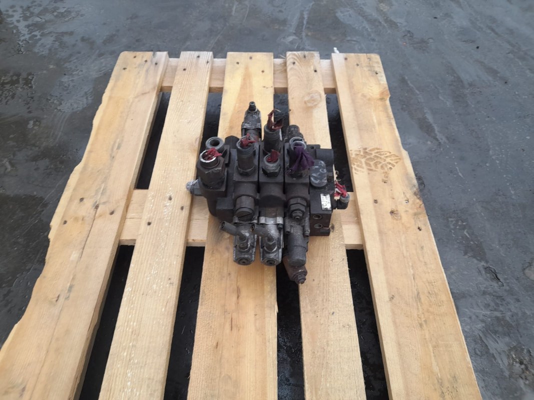 Distribuitor hidraulic Caterpillar 246-4206 - imagine 4