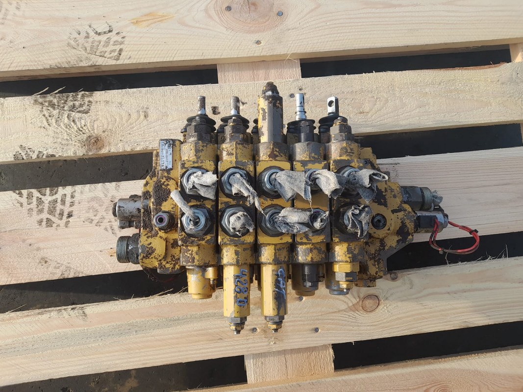 Distribuitor hidraulic Caterpillar 180-8603