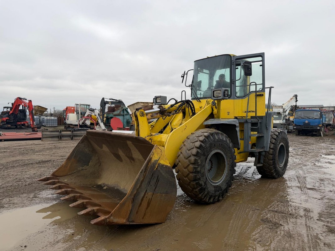 Komatsu WA320